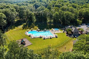 Pool - Cozy Autumn Retreat – Fireplace, Game Room & 1 Min. to Camelback (Tannersville)