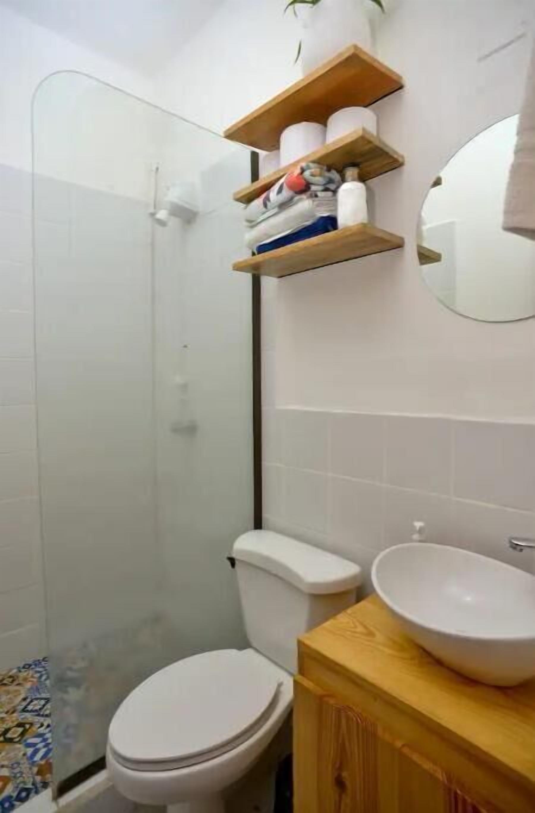 Asciugacapelli, asciugamani, sapone, shampoo