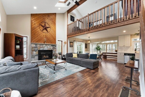 Smart TV, fireplace