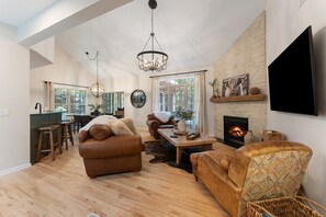 スマートテレビ、暖炉、書斎 / ワークスペース