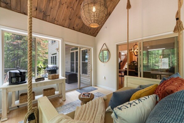 スマートテレビ、暖炉、書斎 / ワークスペース