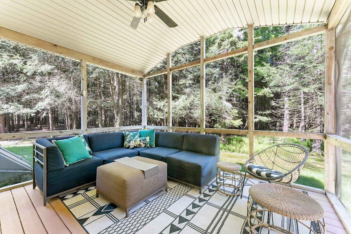 Pocohouse - 10 min to Jack Frost. Trendy sunroom/firepit with lights/Extensive Patio