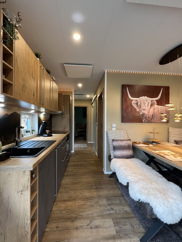 Fridge, oven, stovetop, dishwasher