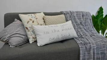 Sèche-cheveux, serviettes fournies, savon, papier toilette