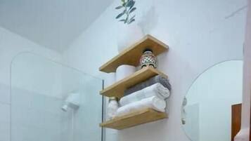 Sèche-cheveux, serviettes fournies, savon, papier toilette