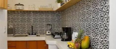 Réfrigérateur, micro-ondes, plaque de cuisson, cafetière/bouilloire