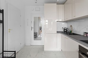 Microwave, oven, dishwasher - Studio Muranów II by Esteum Host (Warszawa)