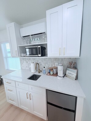 Frigorifero, microonde, macchina per tè/caffè, tostapane