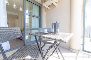 Outdoor dining - Global Vacacional: Nice flat for couples in Puerto Sagunto (Puerto de Sagunto)