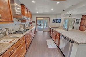 冰箱、微波炉、烤箱、炉灶