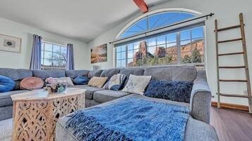 TV connectée, cheminée, jeux vidéo, baby-foot