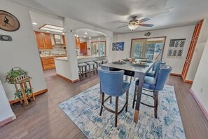 Dining - NEW! Spacious, Game Room, PingPong, Yoga, Golf, PB (Sedona)