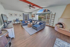 Smart TV, fireplace, video games, table football - NEW! Spacious, Game Room, PingPong, Yoga, Golf, PB (Sedona)