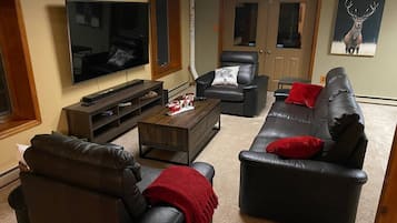 TV connectée, cheminée, jeux vidéo, baby-foot