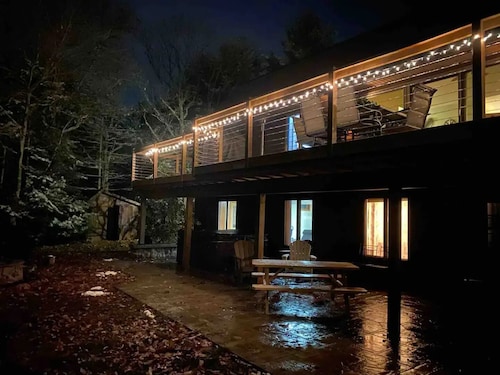 Cozy chalet with hot tub and ski resort view

