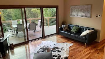 TV connectée, cheminée, jeux vidéo, baby-foot