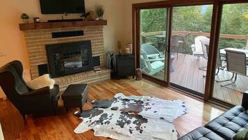 TV connectée, cheminée, jeux vidéo, baby-foot