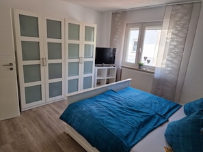 1 chambre, coffre-fort, fer et planche à repasser, lit de bébé portatif