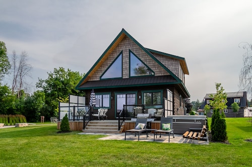 Riverside Cabin 1
Feel like royalty in this riverside retreat.