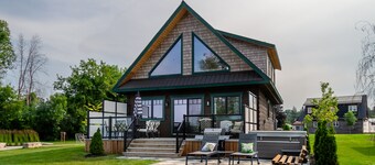 Riverside Cabin 1
Feel like royalty in this riverside retreat.