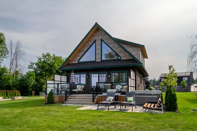 Riverside Cabin 1
Feel like royalty in this riverside retreat.