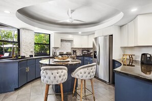 Fridge, microwave, oven, stovetop - Entire villa, North Miami Beach with pool on canal! (Miami)