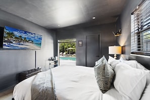 4 bedrooms, desk, iron/ironing board, free WiFi - Entire villa, North Miami Beach with pool on canal! (Miami)