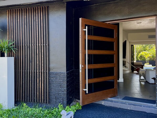 Exterior detail - Entire villa, North Miami Beach with pool on canal! (Miami)