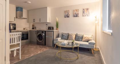 1 Bedroom Apartment - Netflix - Ensuite -   Close To City Centre And NEC