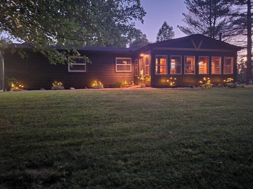 POND IN THE PINES CABIN -COMPLETELY RENOVATED ON 27 ACRES - POND-HOCKING HILLS