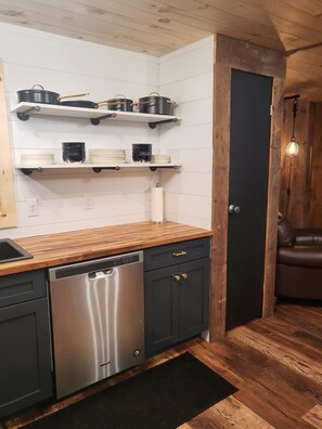 Interior - POND IN THE PINES CABIN -COMPLETELY RENOVATED ON 27 ACRES - POND-HOCKING HILLS (McArthur)