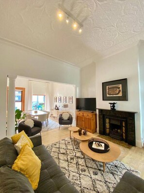 Televisión y chimenea 