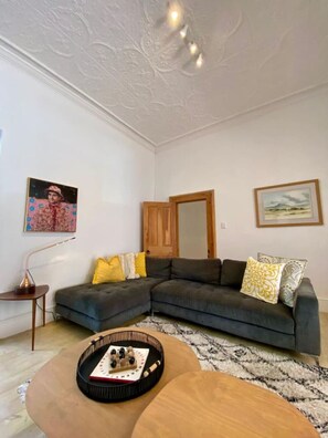 Televisión y chimenea 