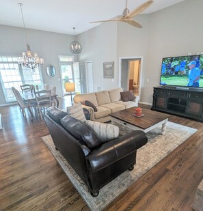 Smart TV, fireplace, table tennis - Spacious, modern, comfortable & 0.6 miles to everything in the Historic Village. (Pinehurst)