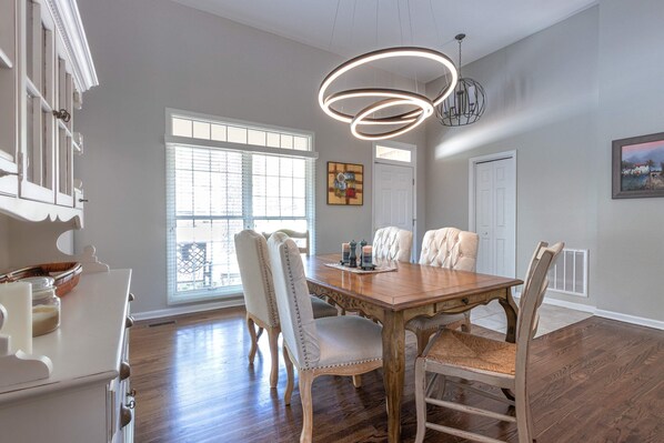 Dining - Spacious, modern, comfortable & 0.6 miles to everything in the Historic Village. (Pinehurst)