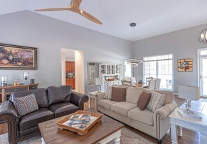 Smart TV, fireplace - Spacious, modern, comfortable & 0.6 miles to everything in the Historic Village. (Pinehurst)