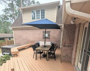 Outdoor dining - Spacious, modern, comfortable & 0.6 miles to everything in the Historic Village. (Pinehurst)