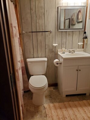 Shower, hair dryer, soap, shampoo - Great Beach cottage and short walk to the Atlantic Ocean (Kill Devil Hills)
