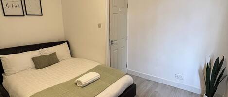 1 bedroom, desk, free WiFi, bed sheets