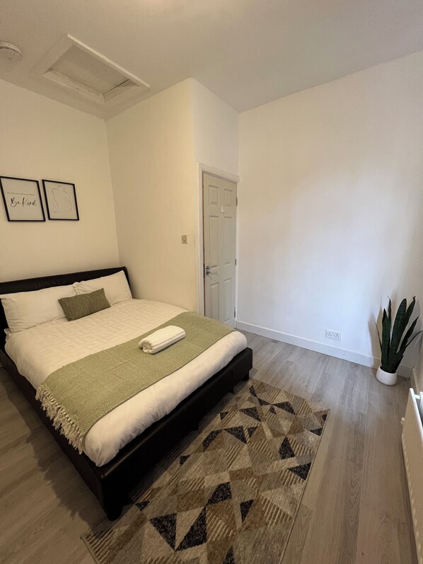 1 bedroom, desk, free WiFi, bed sheets - Clean comfortable double bed (Coventry)