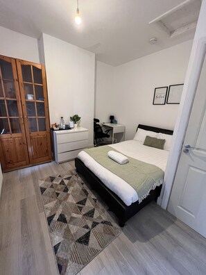 1 bedroom, desk, free WiFi, bed sheets - Clean comfortable double bed (Coventry)