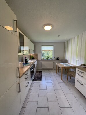 Fridge, microwave, oven, stovetop - Ferienwohnung Ahoi (Langwedel)