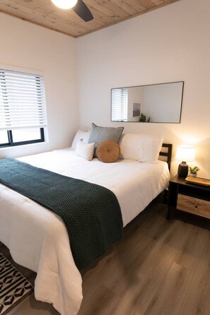 4 dormitorios, tabla de planchar con plancha, cuna de viaje