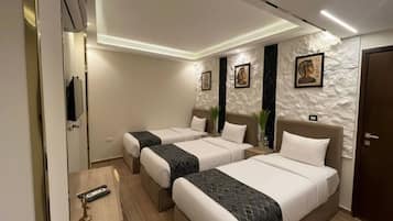 Classic Triple Room | In-room safe, soundproofing, free WiFi, bed sheets