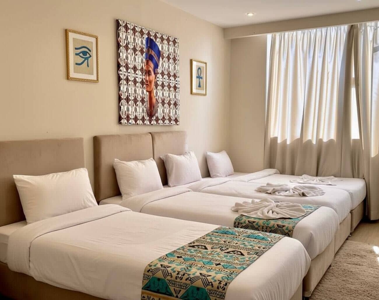 Foto - King of Pharaohs Pyramids View