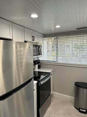 Fridge, microwave, oven, stovetop - 3031 Seascape Dream Vacation Destination with Pool and Beach Cabana33 (Hilton Head Island)