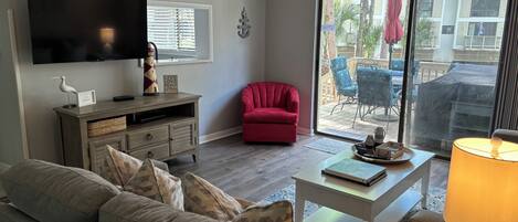 Téléviseur connecté, lecteur de DVD, livres