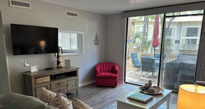 3031 Seascape Walkable to Coligny Beach with Pool and Beach Cabana