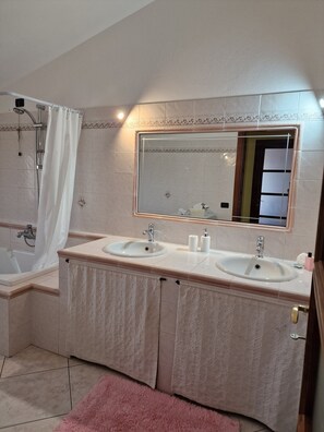Dusche, Haartrockner, Bidet, Handtücher