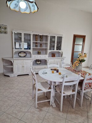 Dining - Holiday Home Piscinas (SU)
Nice apartment a few kilometers from the sea (Piscinas)